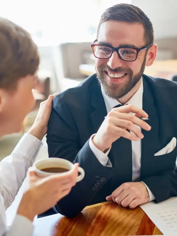 Asesor financiero conversando con una clienta, reflejando el seguimiento continuo con el respaldo de GBM