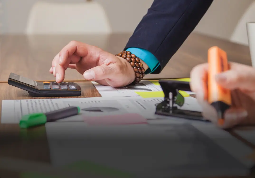 Asesor financiero calculando una estrategia de optimización fiscal apegada a la ley